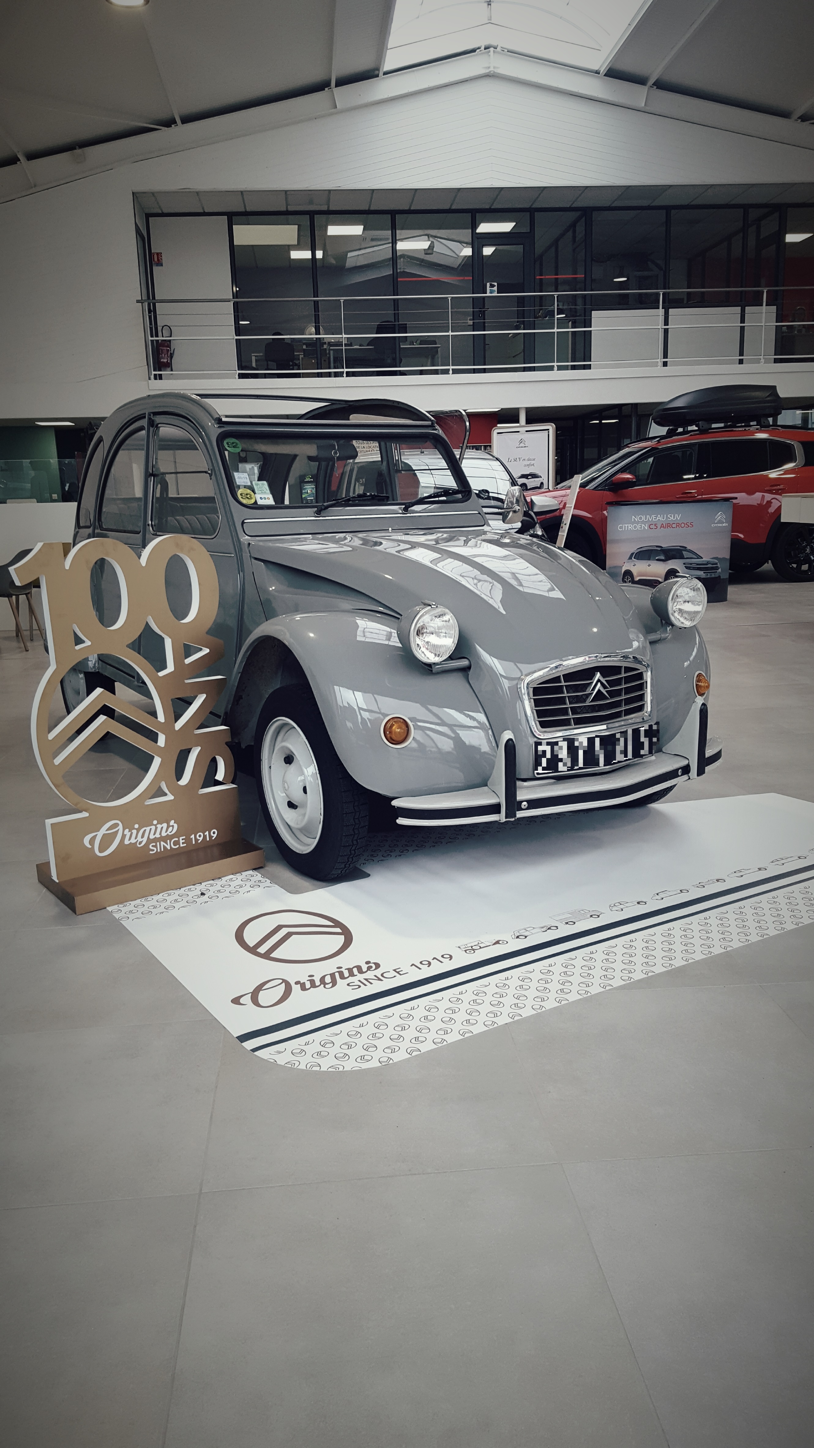 Sur la route des vacances. La Citroën 2CV, l'une des premières voitures de  l'été